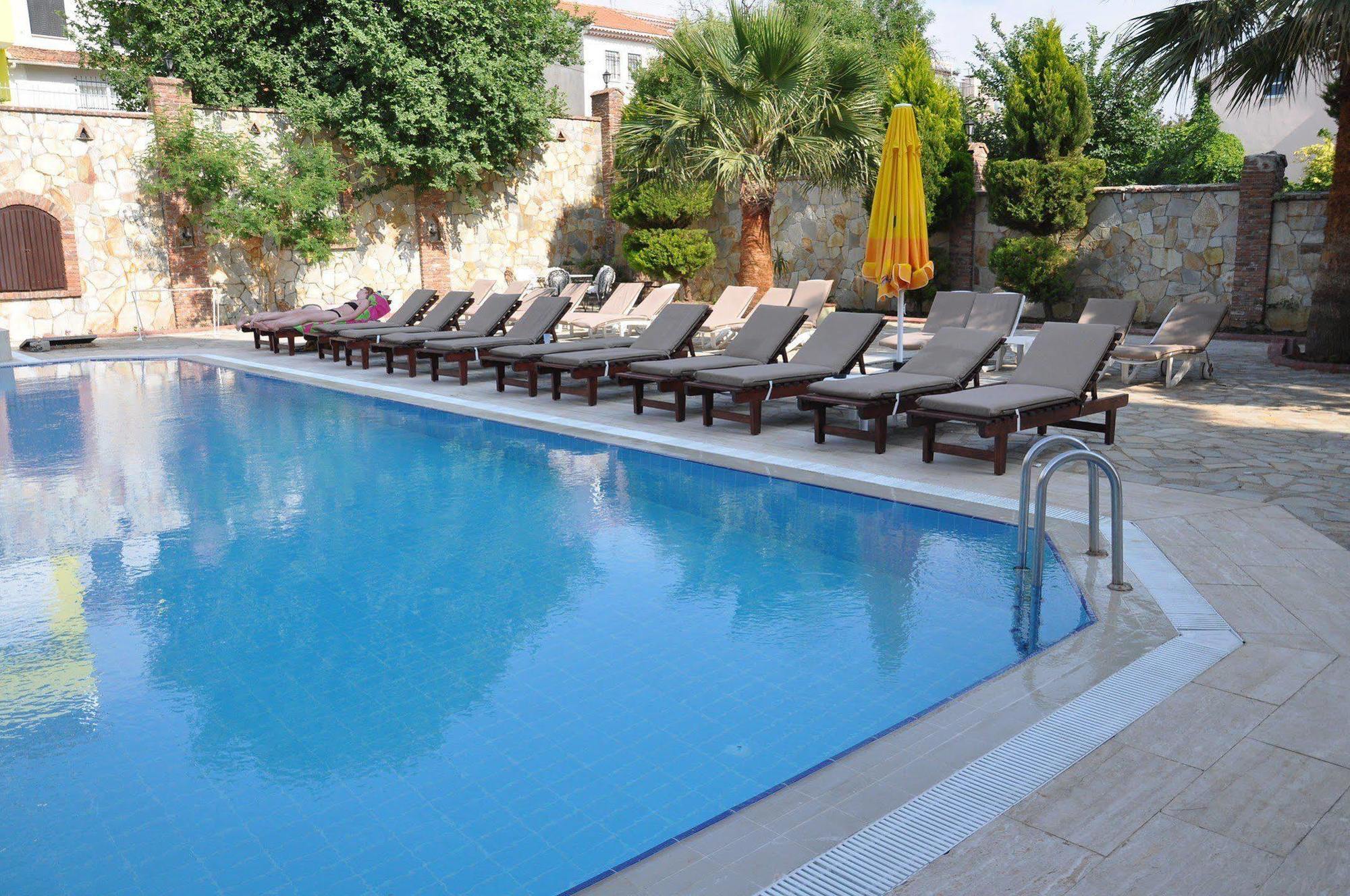 קוסדסי Esat Hotel מראה חיצוני תמונה